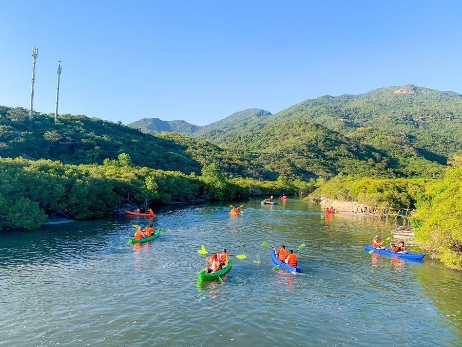Chèo thuyền kayak tại đảo Hoa Lan